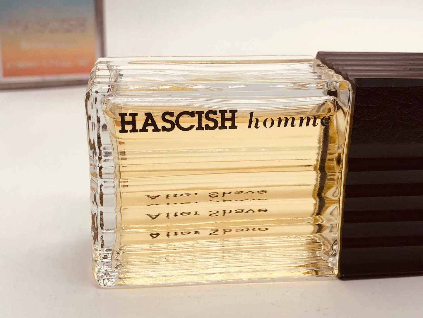 Profumo Veejaga Hascish Pour Homme in flacone elegante con tonalità dorata
