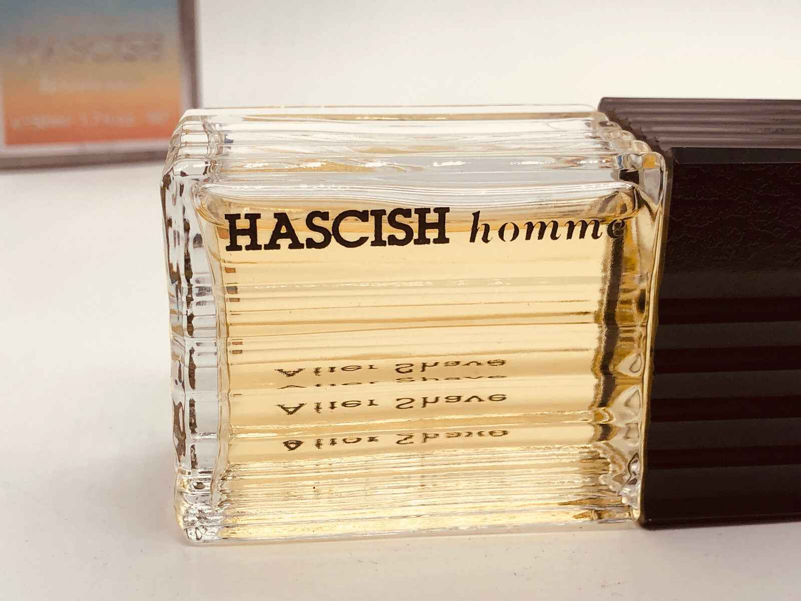 Profumo Veejaga Hascish Pour Homme in flacone elegante con tonalità dorata