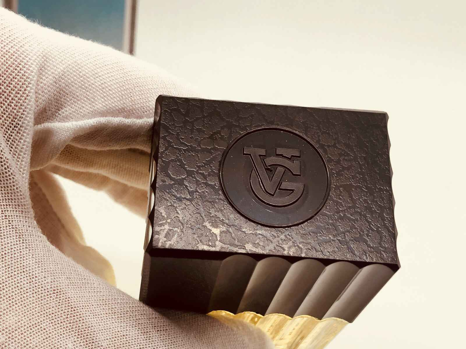 Veejaga Hascish Pour Homme profumo con confezione elegante e logo distintivo