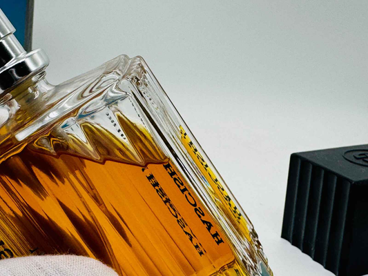 Profumo Veejaga Hascish Pour Homme in bottiglia elegante con tonalità dorate