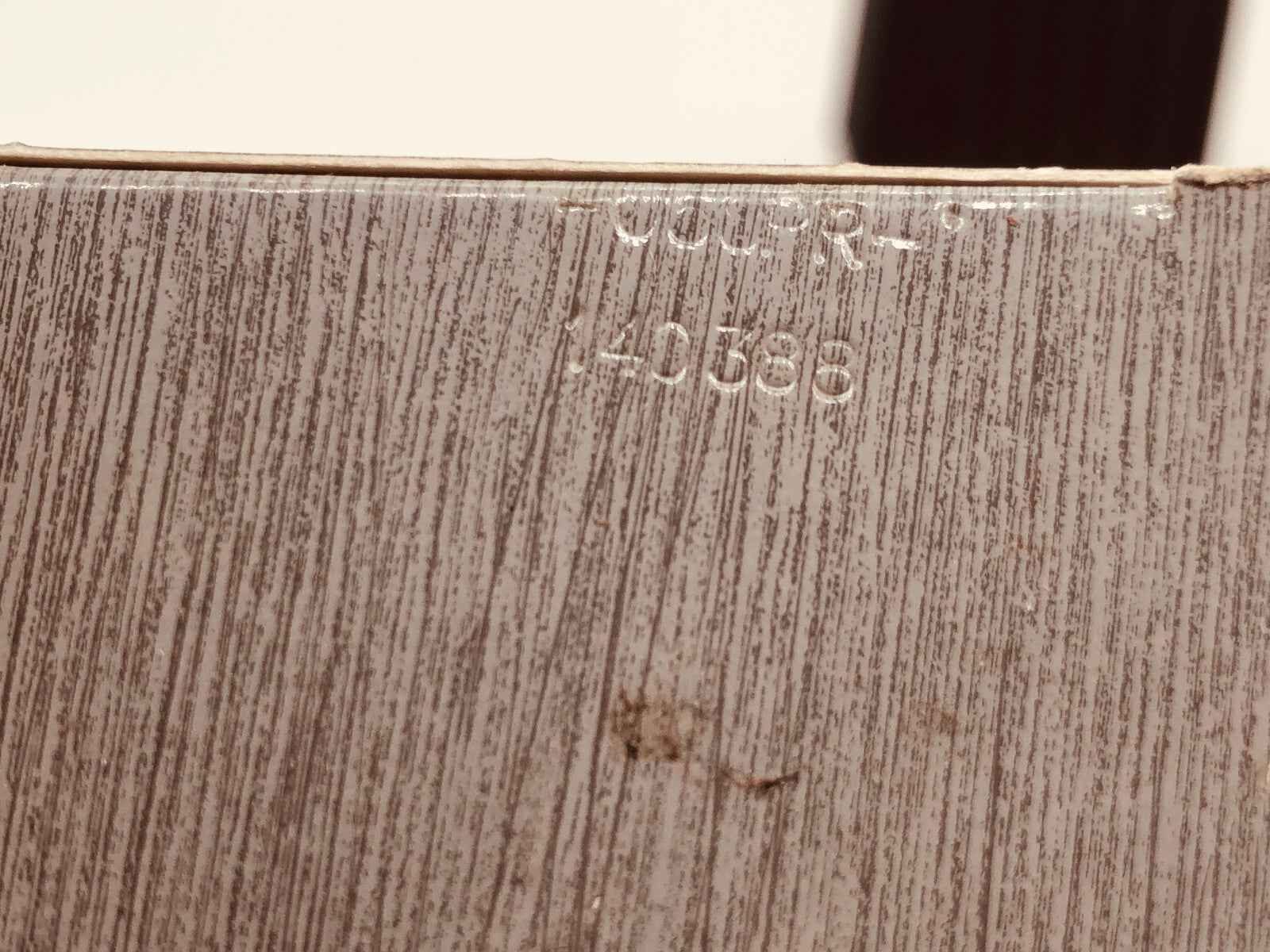 Veejaga Hascish Pour Homme Vintage in un elegante packaging di legno con dettagli raffinati