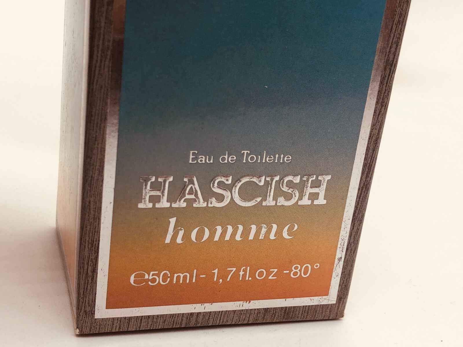 Confezione di profumo Veejaga Hascish Pour Homme Vintage da 50 ml con design elegante e colori sfumati
