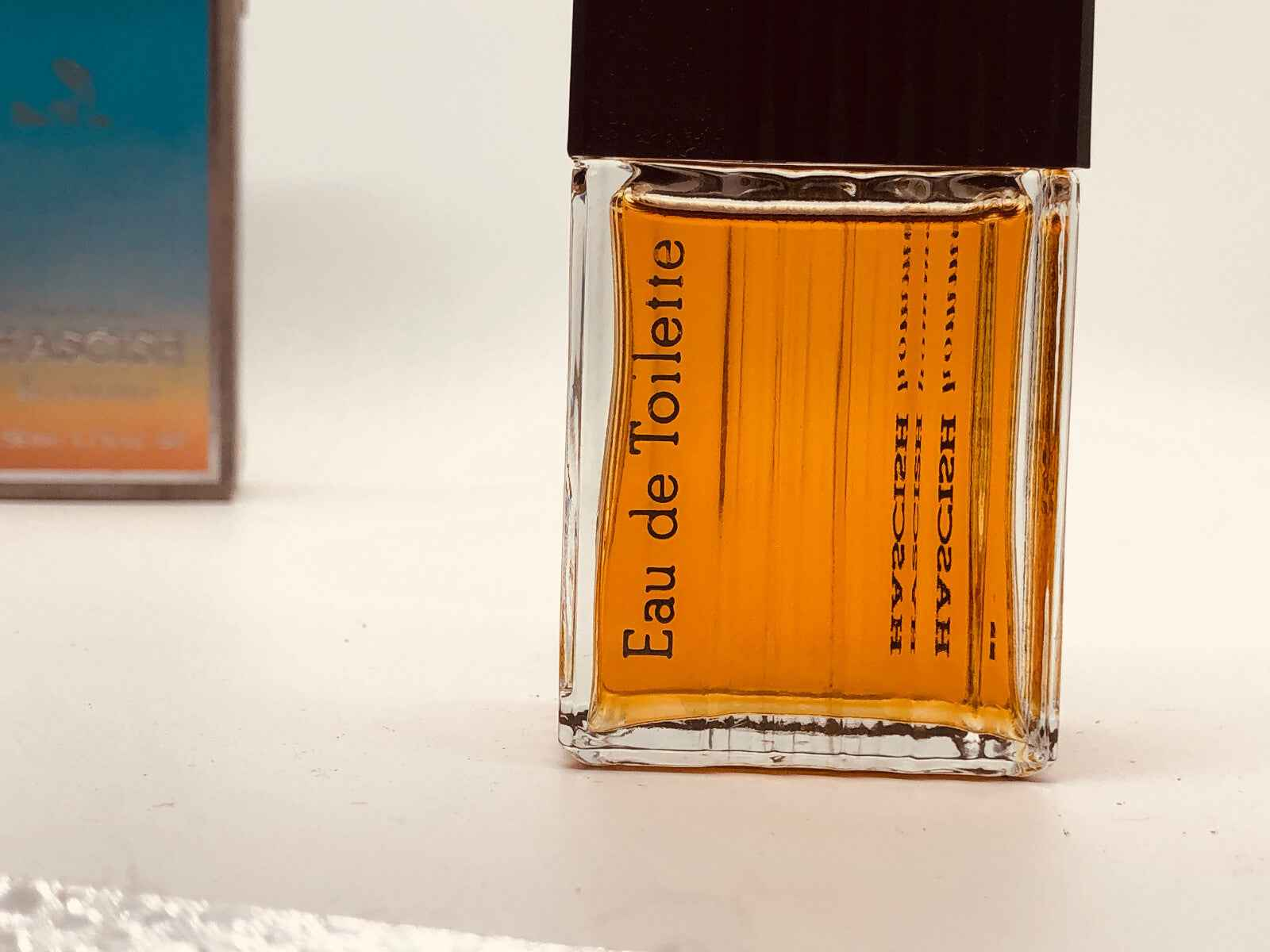 Profumo Veejaga Hascish Pour Homme Vintage in bottiglia elegante con colore ambrato