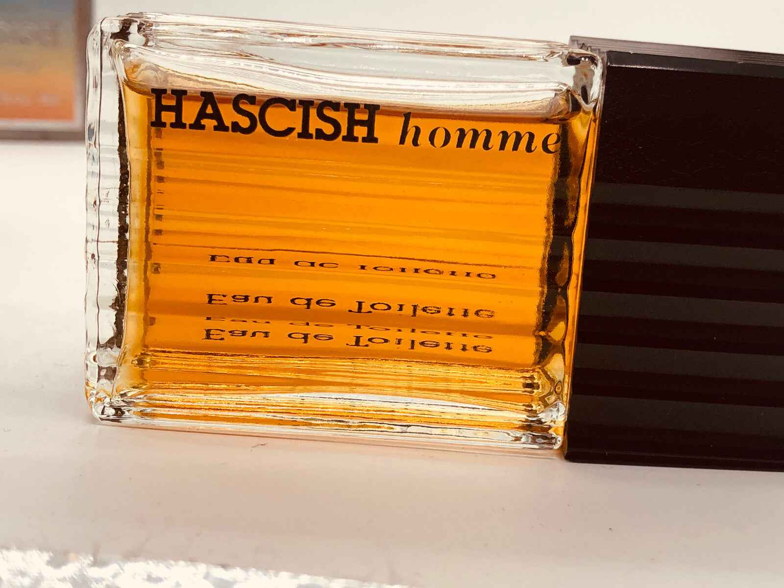Profumo Veejaga Hascish Pour Homme Vintage in flacone elegante con tonalità dorate