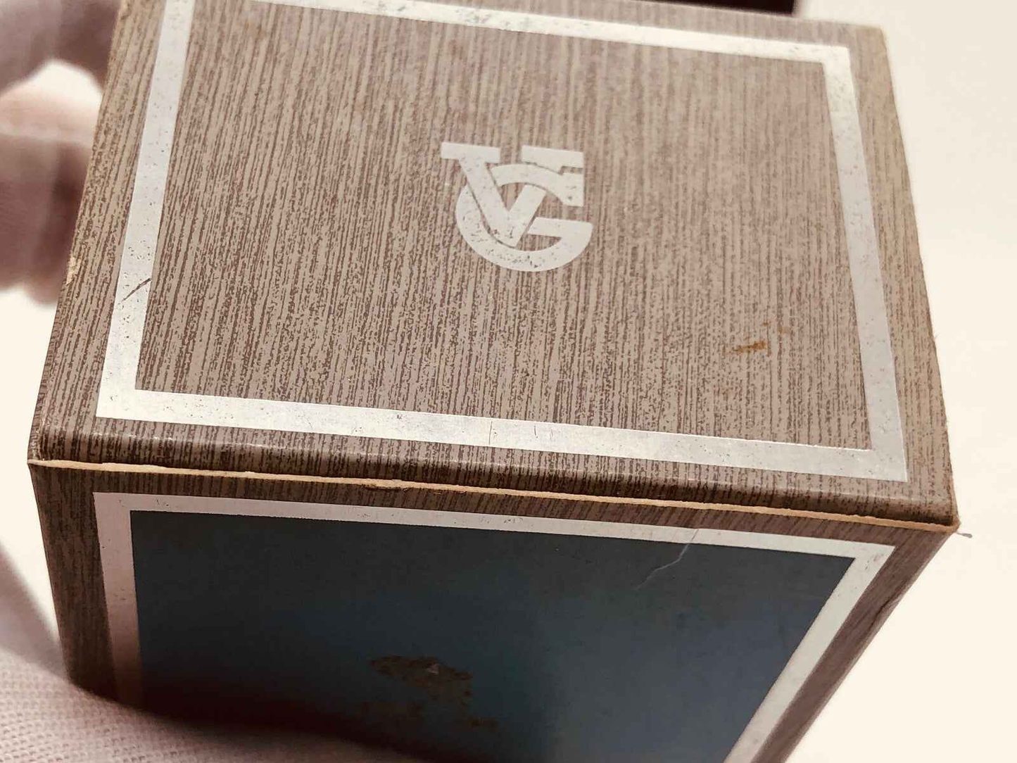 Scatola di profumo Veejaga Hascish Pour Homme Vintage con design elegante e logo distintivo