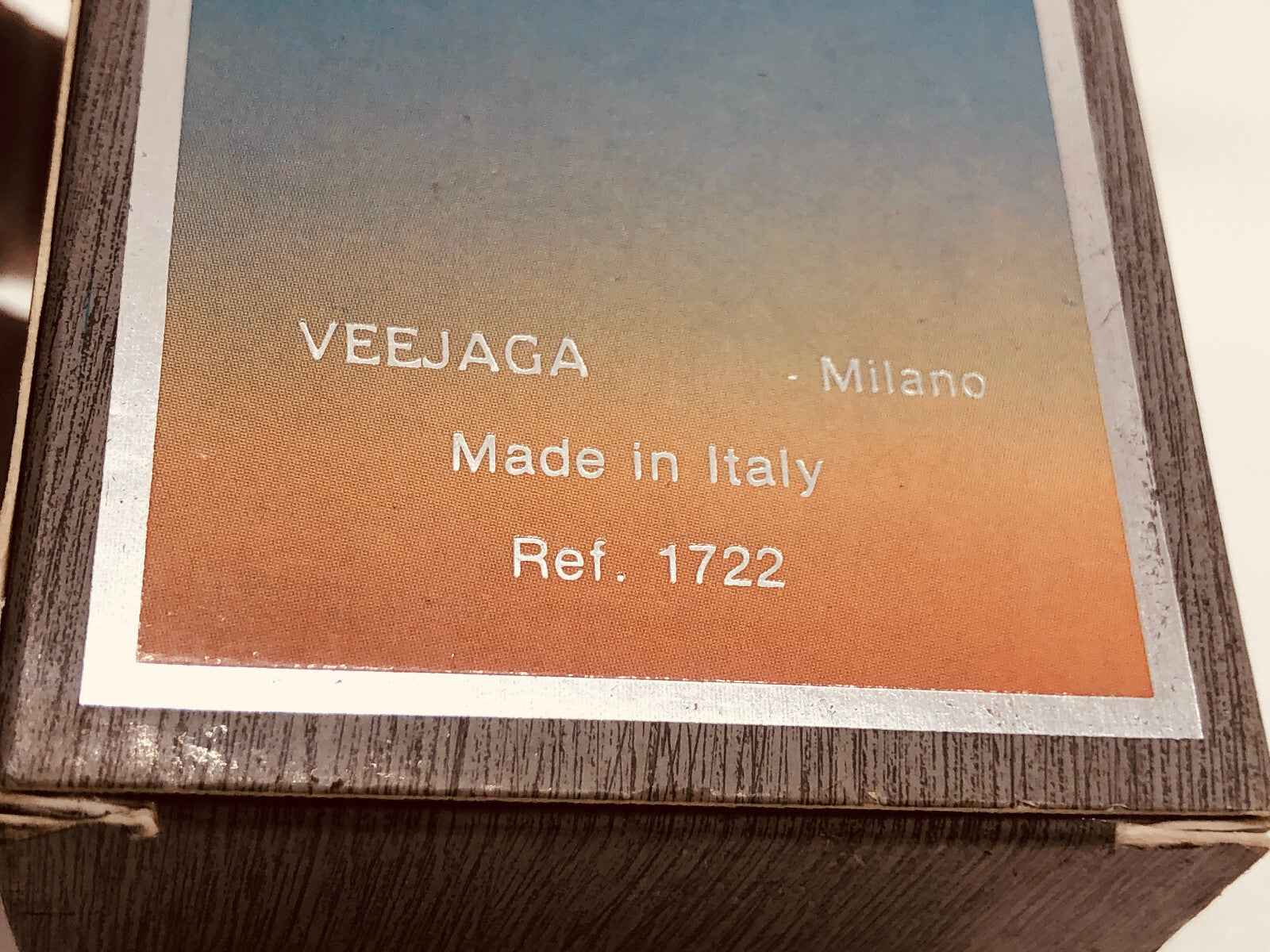 Scatola del profumo Veejaga Hascish Pour Homme Vintage con design elegante e dettagli in metallo