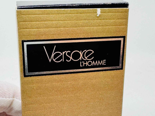 Scatola di profumo Versace L' Homme Vintage con design elegante e classico in oro
