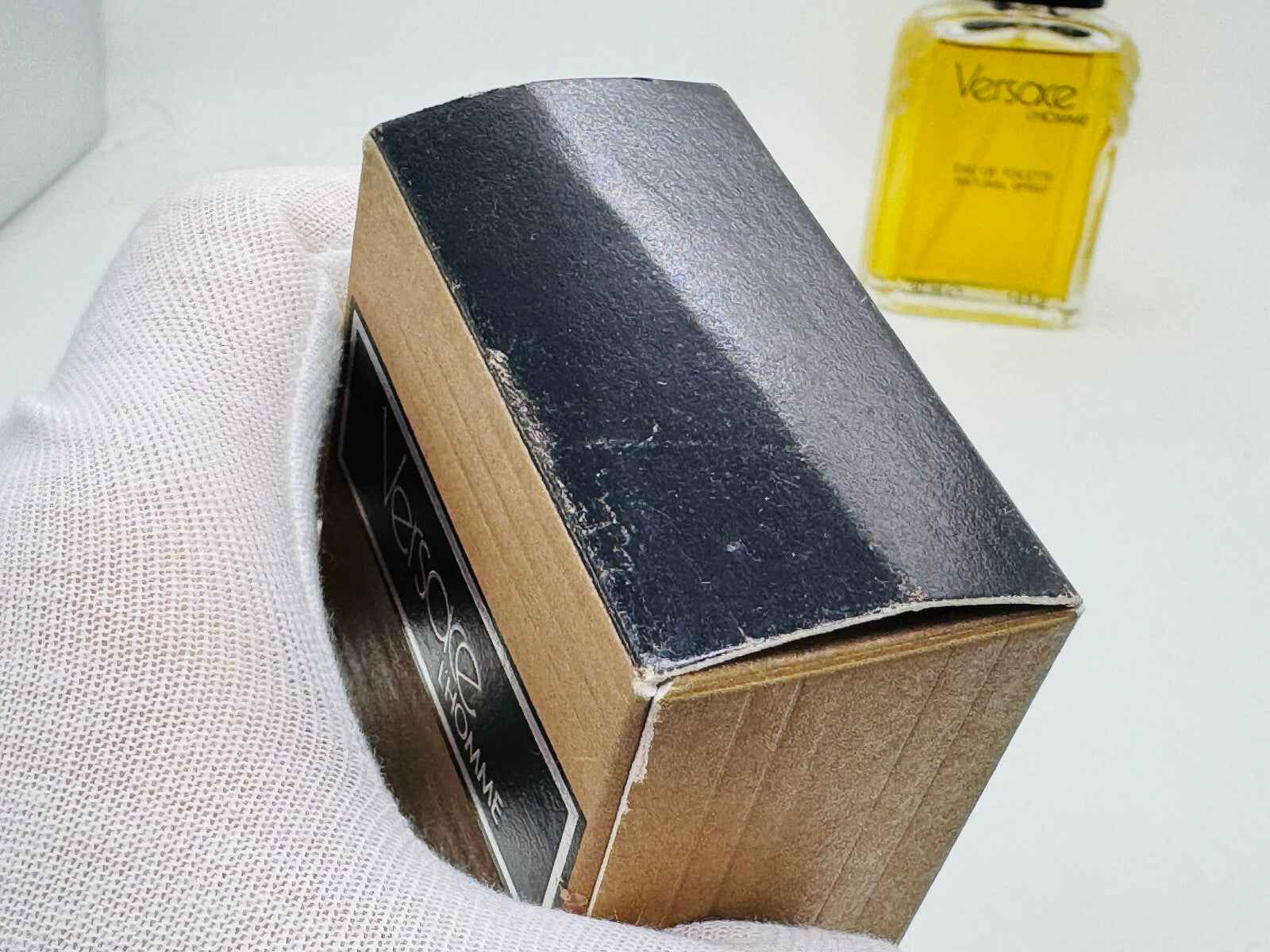 Scatola di profumo Versace L' Homme Vintage con finitura elegante e dettagli raffinati