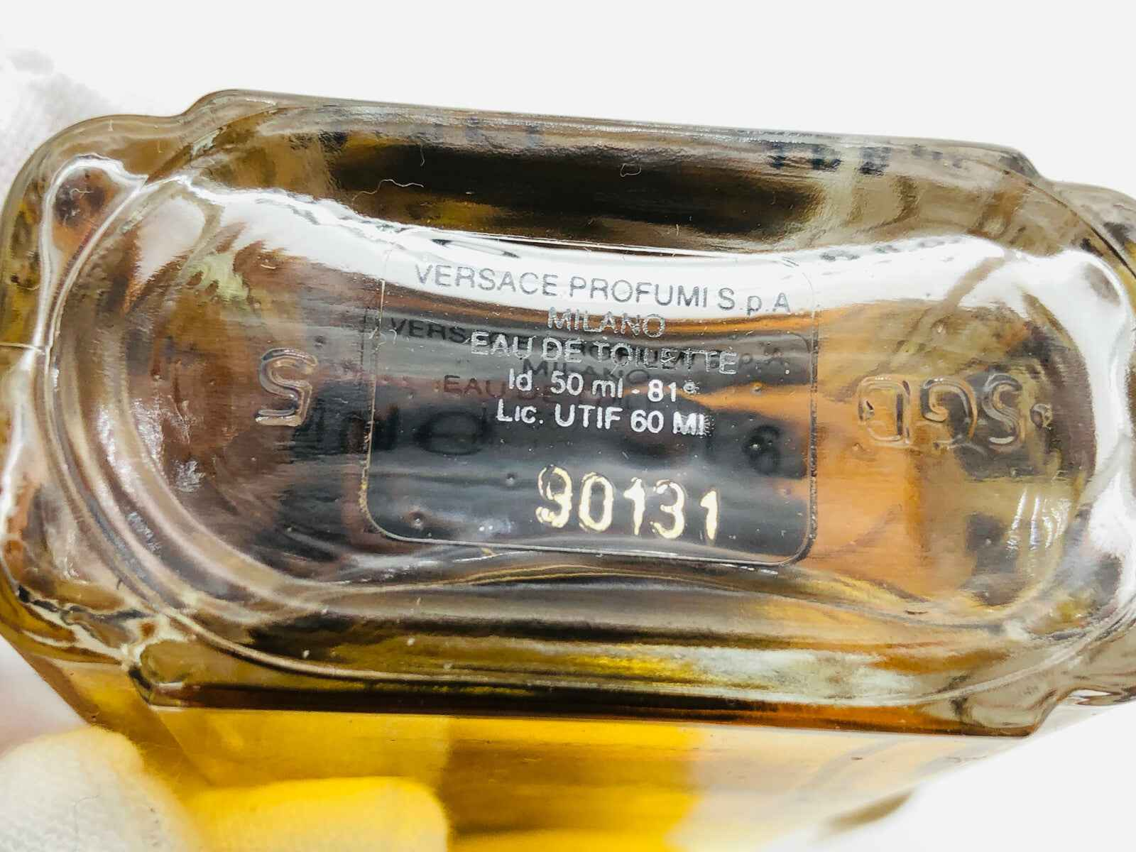 Bottiglia di Versace L'Homme Vintage da 50 ml con etichetta e design elegante in vetro
