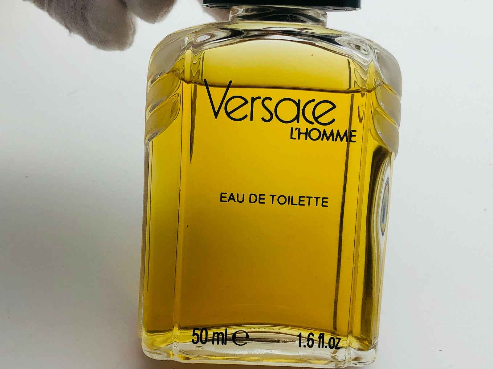 Flacone di profumo Versace L'Homme Vintage da 50ml in vetro con liquido giallo dorato.