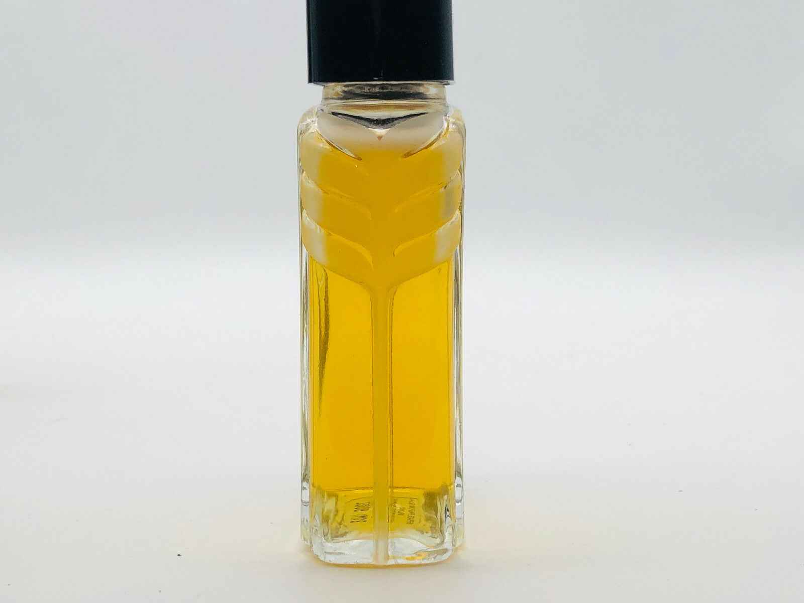 Profumo Versace L'Homme Vintage in flacone elegante con tonalità gialla, perfetto per l'uomo moderno