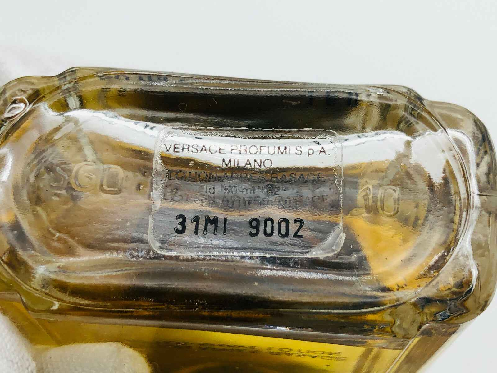 Flacone di profumo Versace L'Homme Vintage con etichetta e dettagli sul fondo