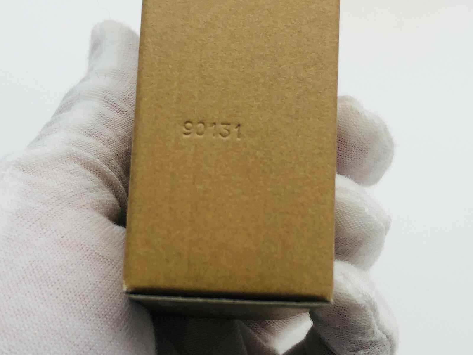 Scatola del profumo Versace L'Homme Vintage in cartone con etichetta di codice numerico