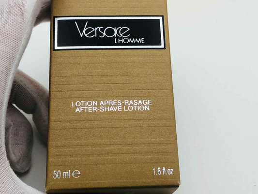 Scatola di Versace L'Homme Vintage dopo barba da 50 ml con design elegante e oro brillante