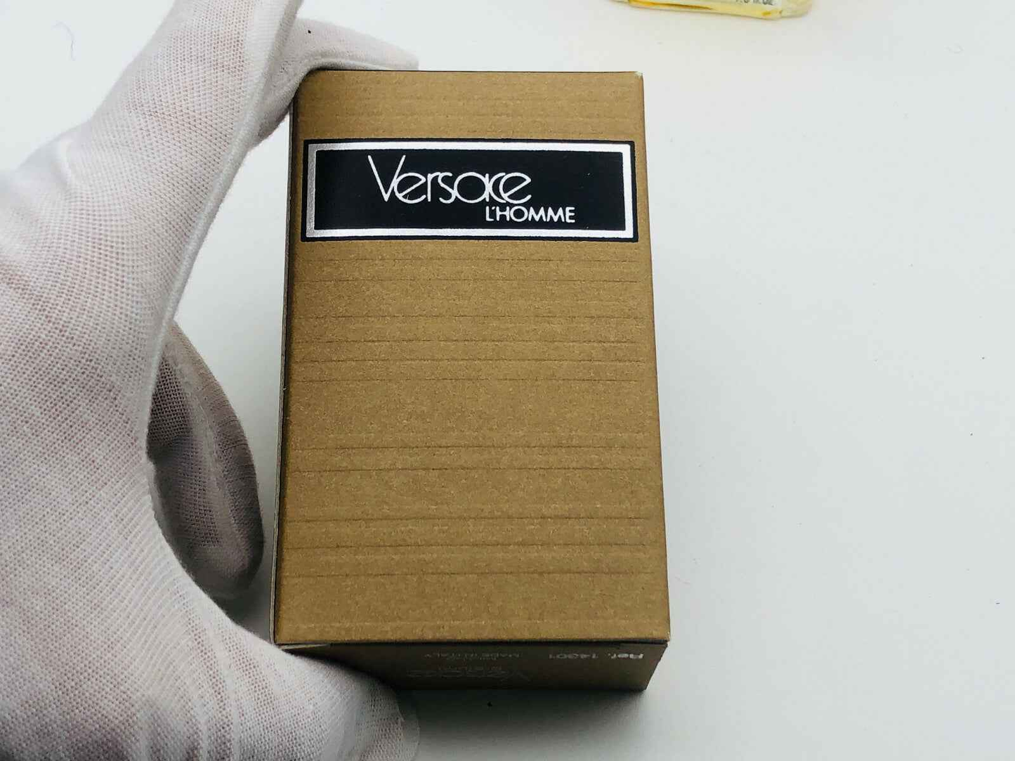 Scatola di profumo Versace L'Homme Vintage con design elegante e semplice