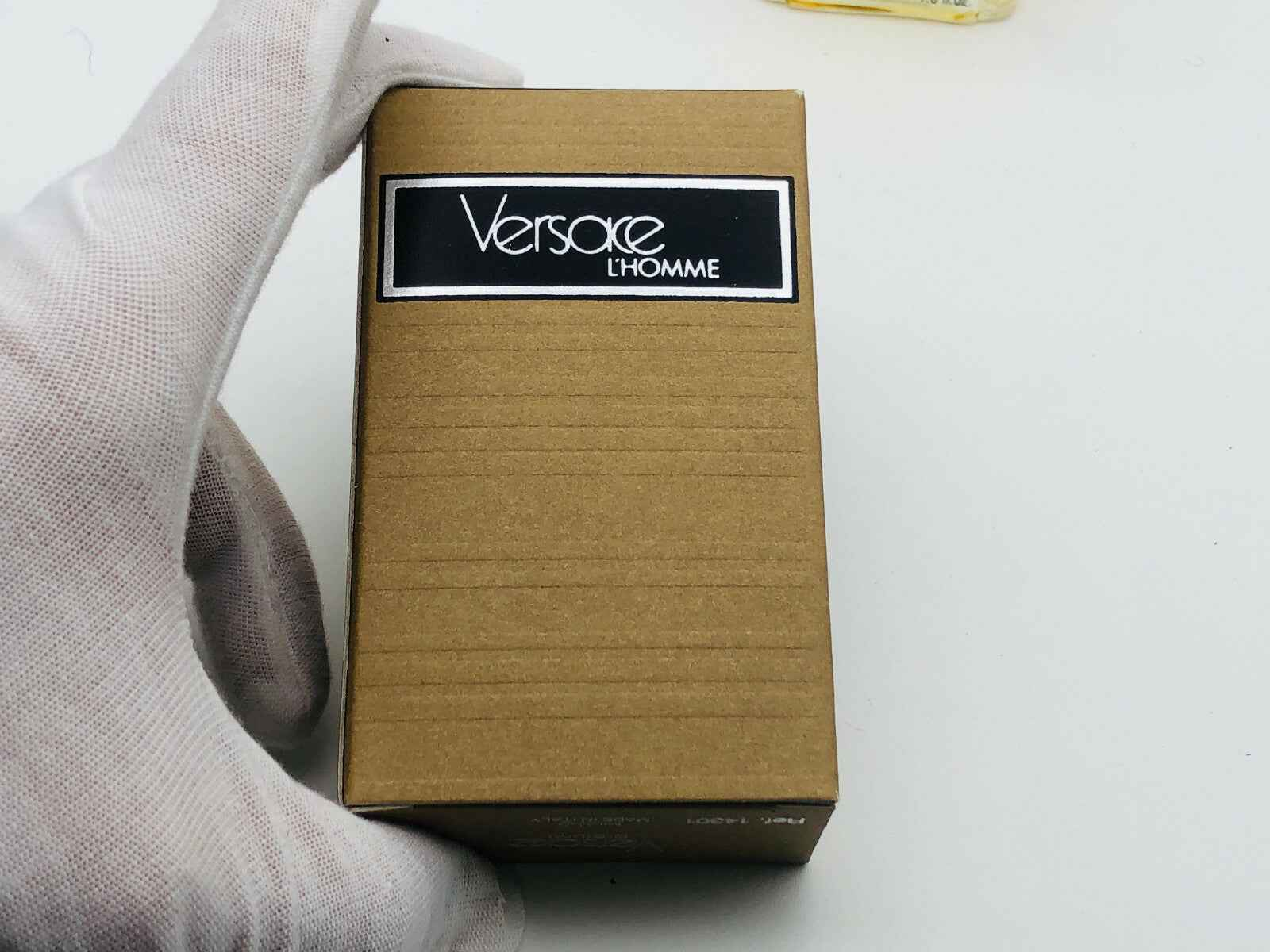 Scatola di profumo Versace L'Homme Vintage con design elegante e semplice
