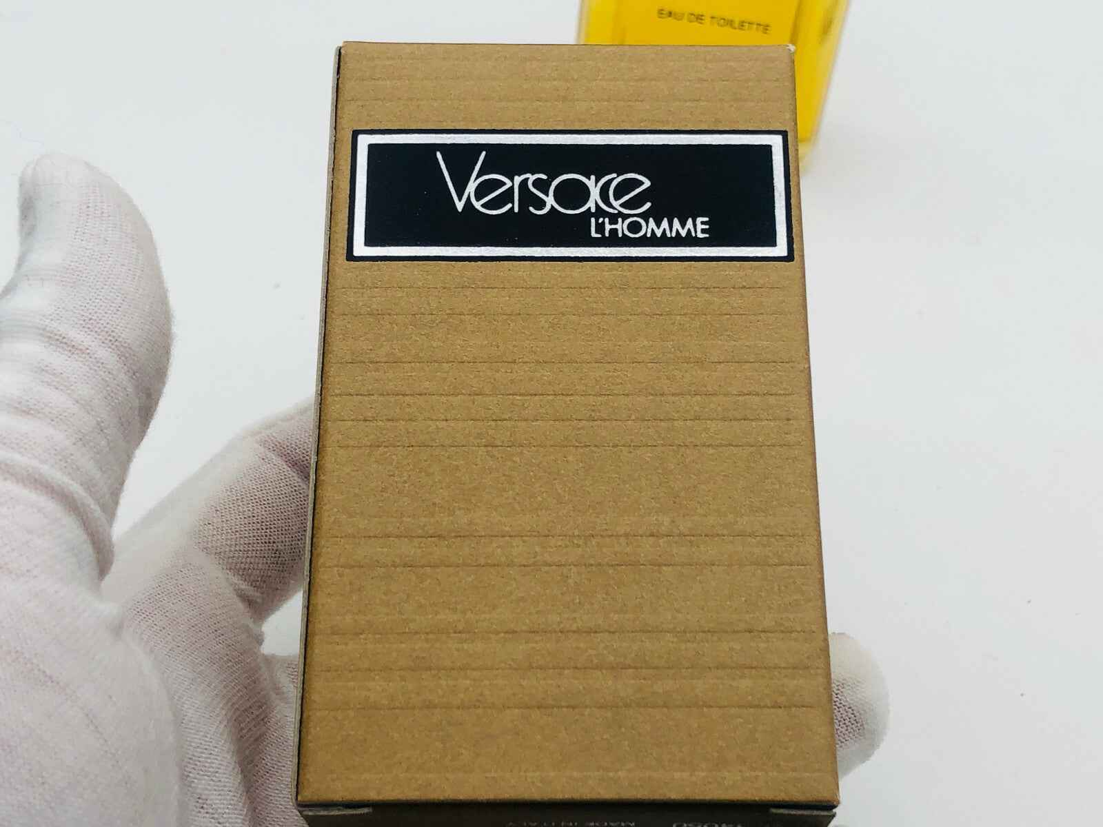 Confezione elegante di Versace L'Homme Vintage in oro con logo distintivo