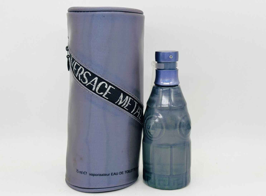 Profumo Versace Metal Jeans Vintage in bottiglia blu con confezione elegante in lavanda