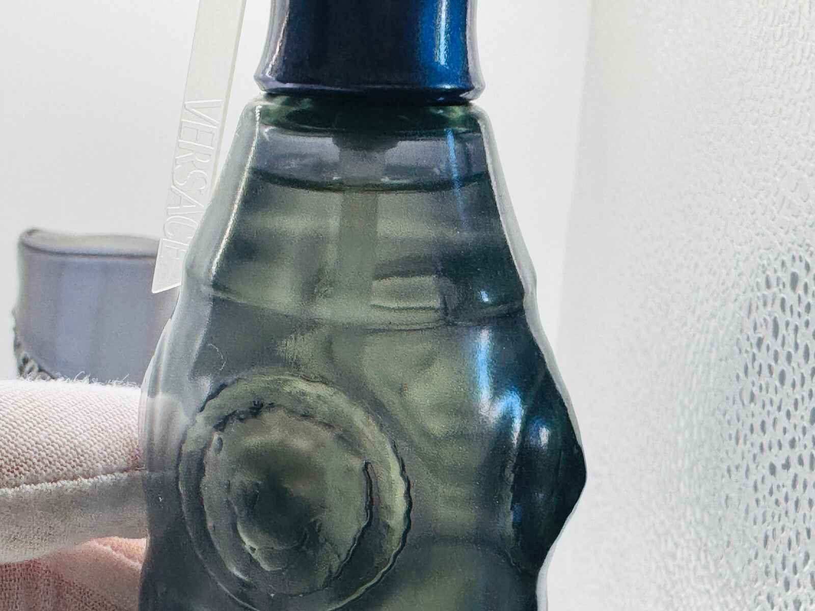 Bottiglia di profumo Versace Metal Jeans Vintage con design unico e raffinato per gli amanti dei profumi di lusso