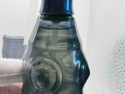 Bottiglia di profumo Versace Metal Jeans Vintage con design unico e raffinato per gli amanti dei profumi di lusso