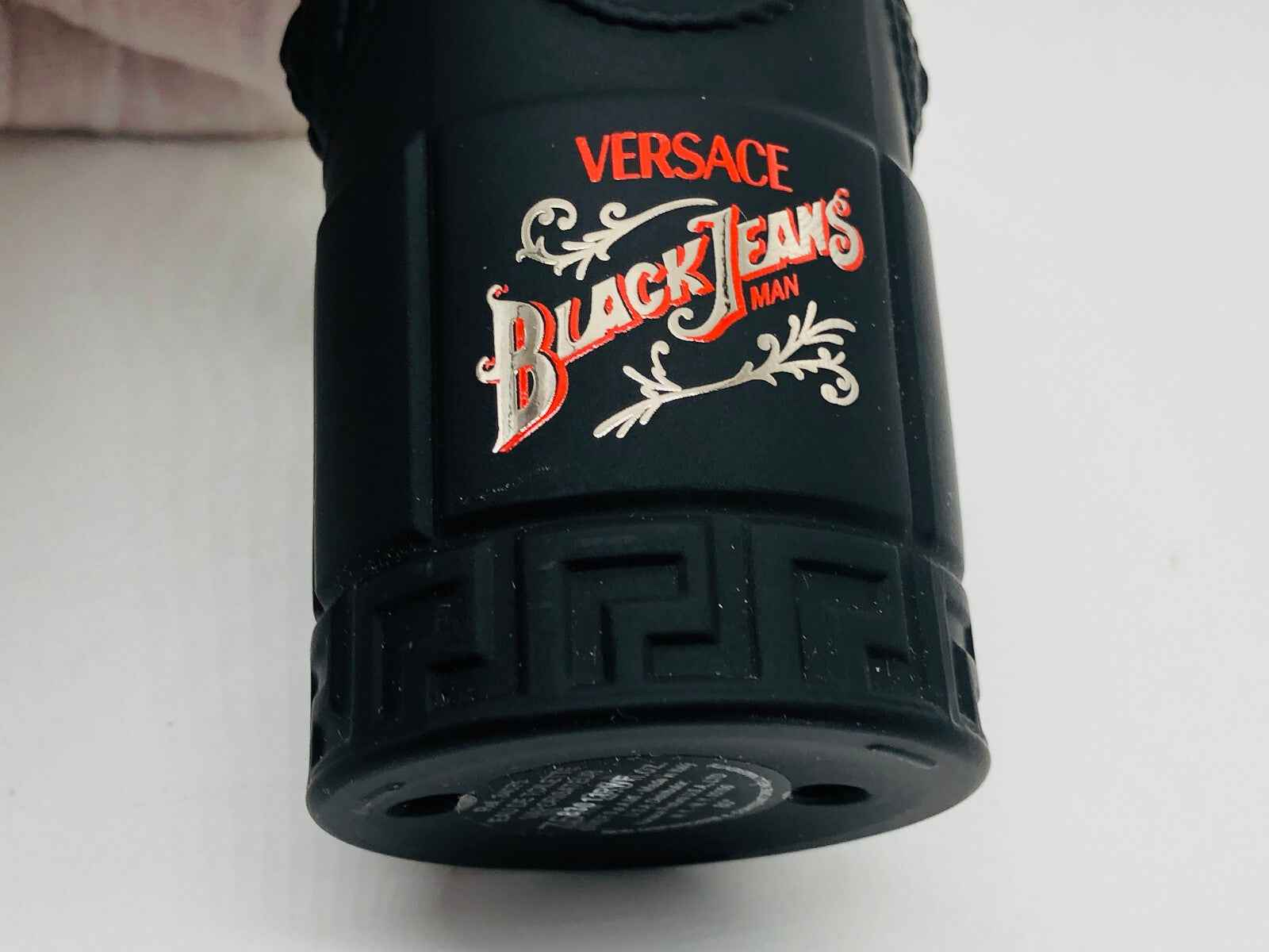 Flacone di profumo Versace Black Jeans con design elegante e logo distintivo per uomo