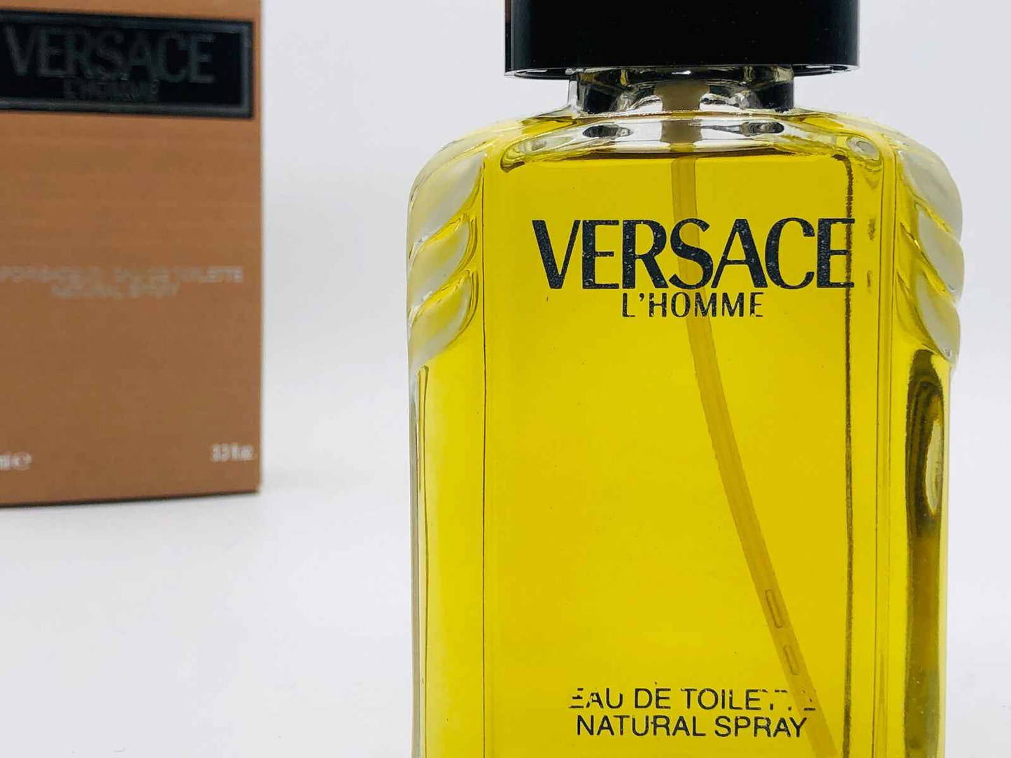 Profumo Versace Homme Vintage in bottiglia gialla con spruzzatore per l'uso quotidiano