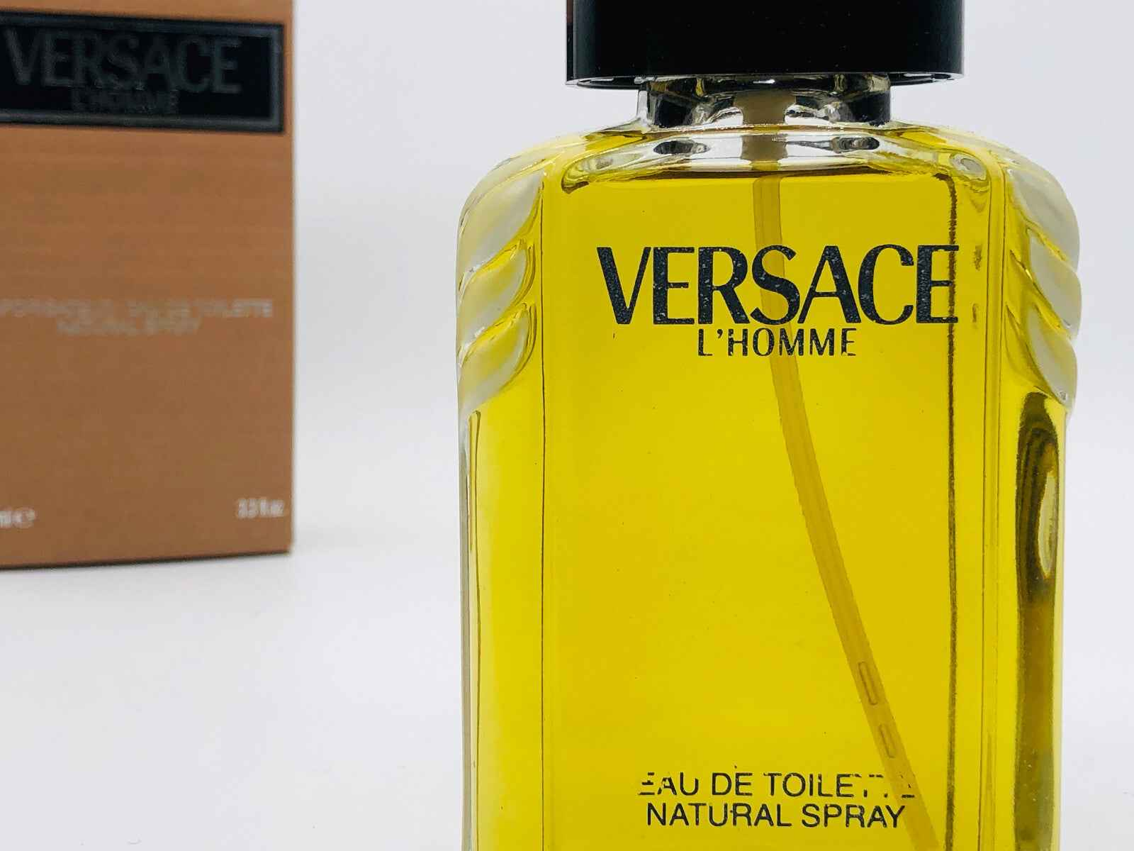 Profumo Versace Homme Vintage in bottiglia gialla con spruzzatore per l'uso quotidiano