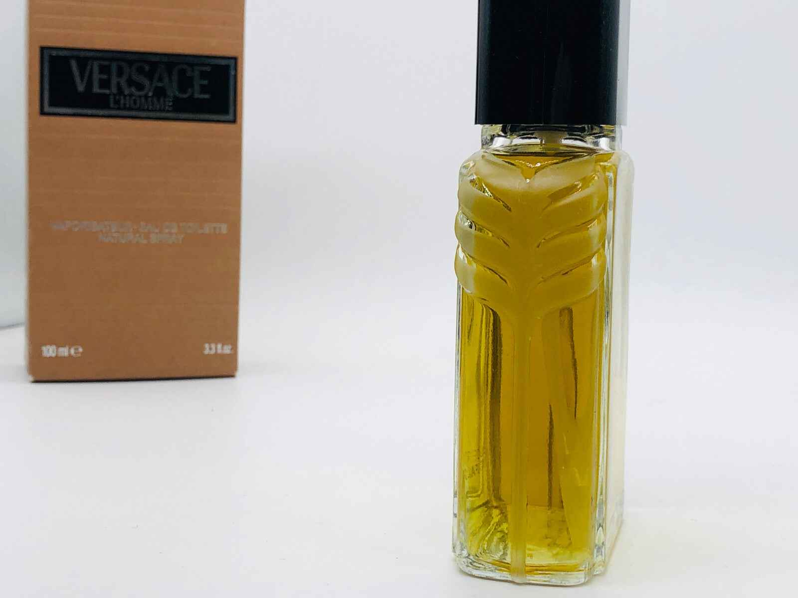 Profumo Versace Homme Vintage in flacone da 100 ml con design elegante e aroma sofisticato
