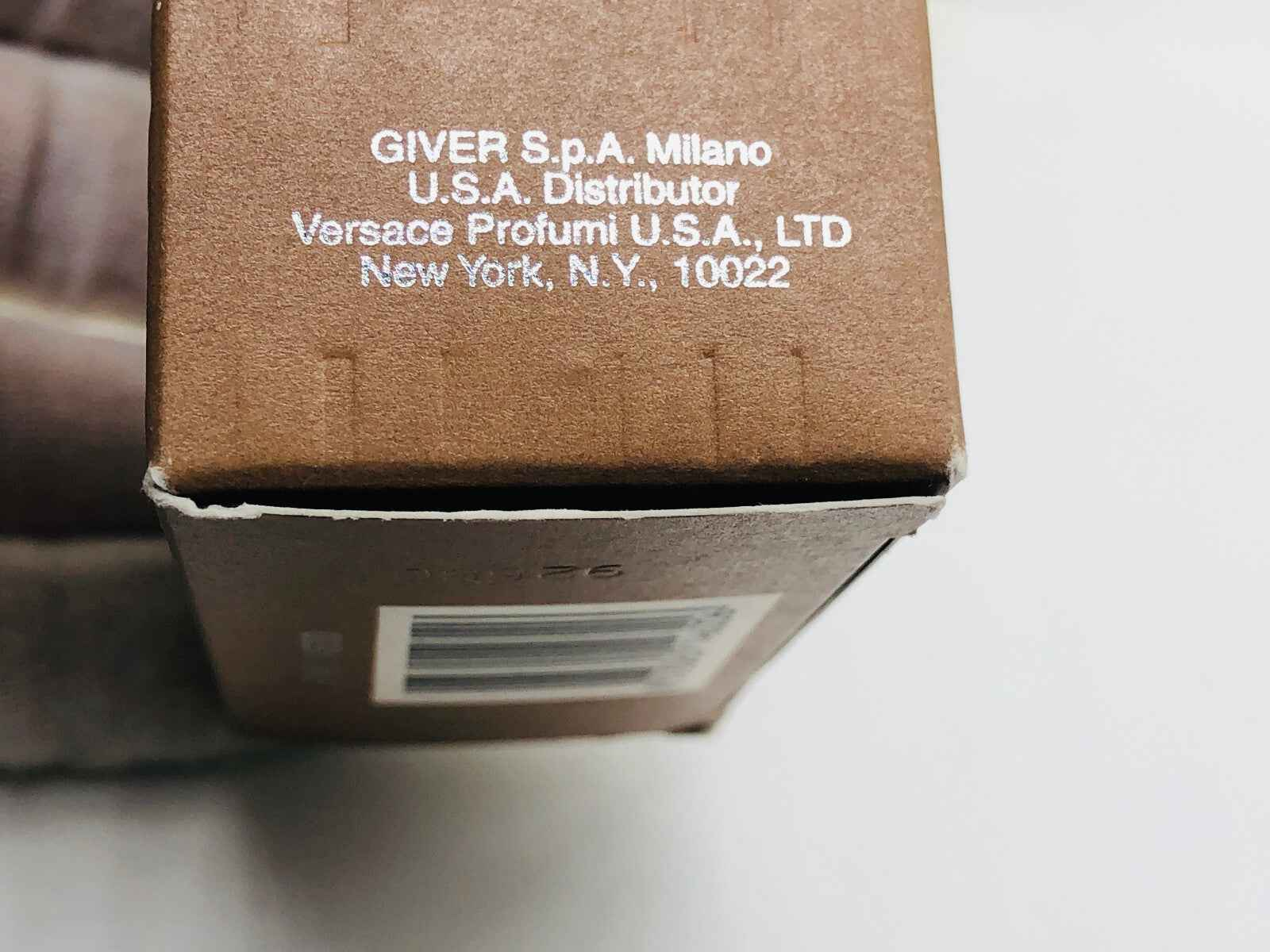 Scatola del profumo Versace Homme Vintage con dettagli del distributore e indirizzo a New York
