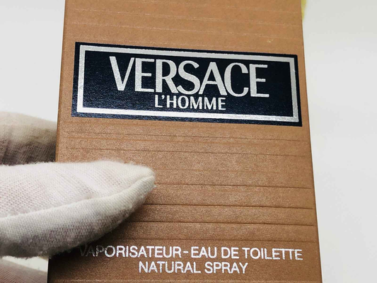 Scatola del profumo Versace Homme Vintage con etichetta elegante e dettagli in rilievo