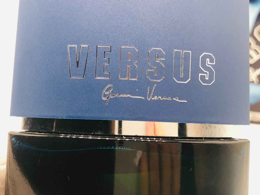 Flacone di profumo Versace Versus Vintage con etichetta blu e firma iconica di Gianni Versace