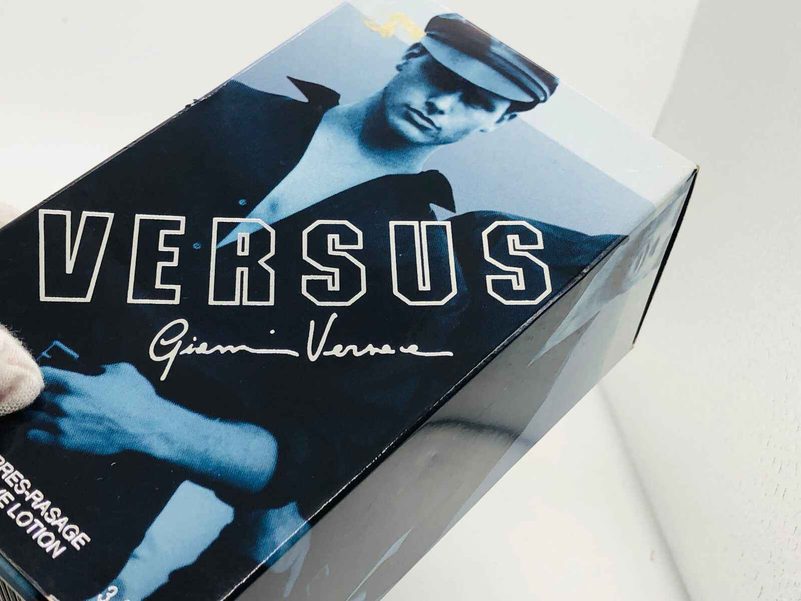 Confezione di eau de toilette Versace Versus Vintage con immagine iconica e design elegante