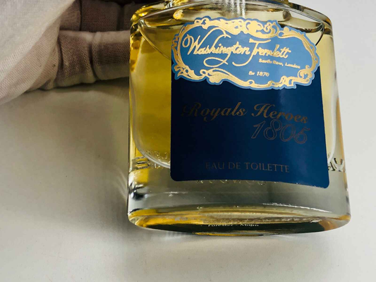 Flacone di Eau de Toilette Washington Tremlett Royals Heroes 1865 con etichetta blu e profumo dorato