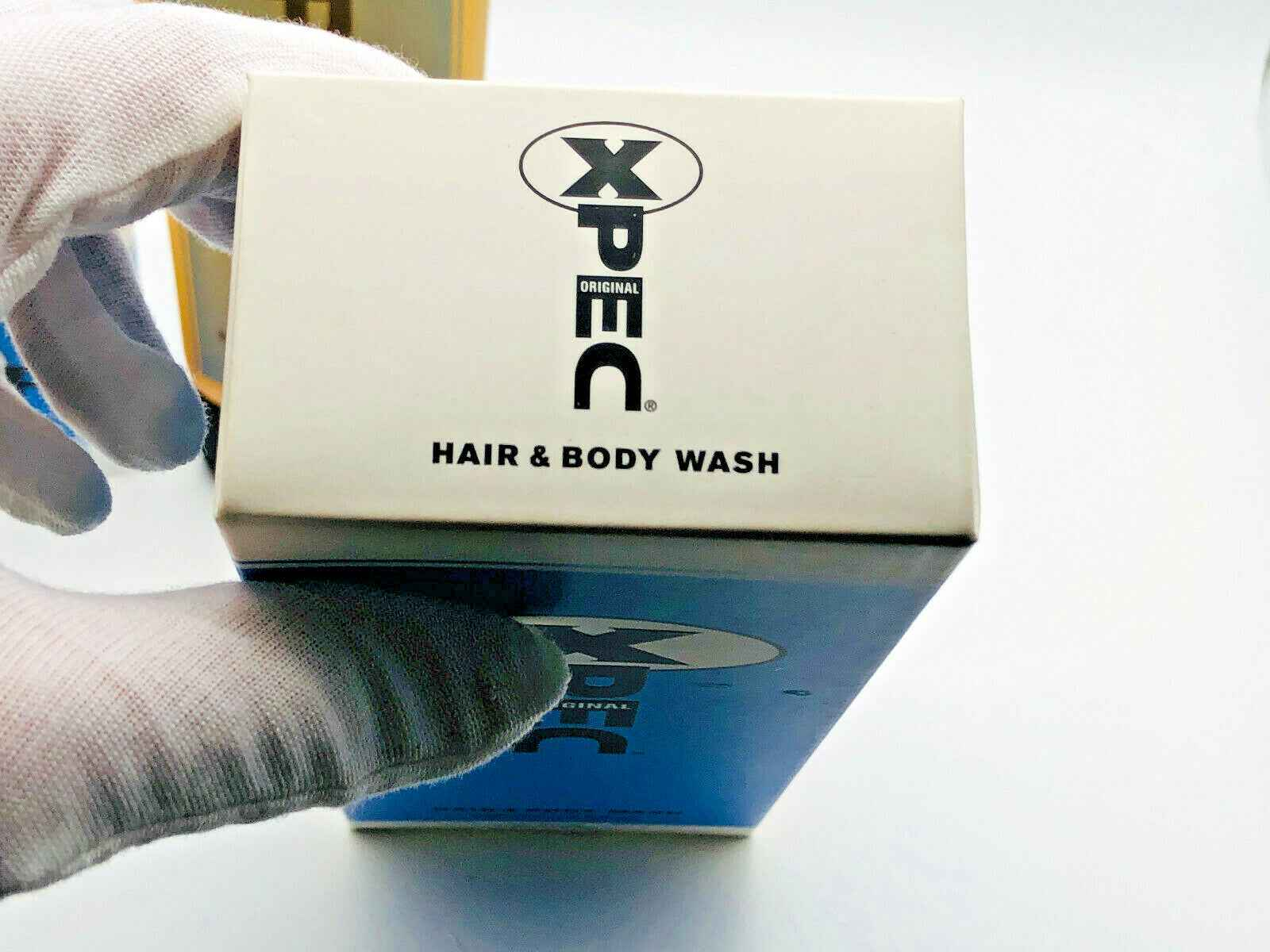 Scatola di Xpec Hair Body Wash con serratura blu e logo visibile per cura personale