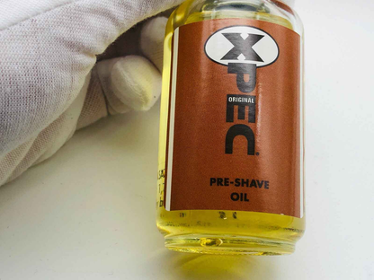 Flacone di olio pre barba Xpec con etichetta marrone per una rasatura fluida e protettiva
