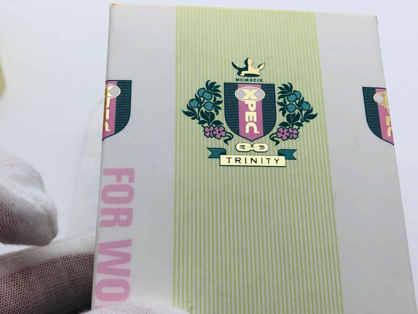 Confezione del Profumo Xpec Trinity con logo e design elegante per un'esperienza unica