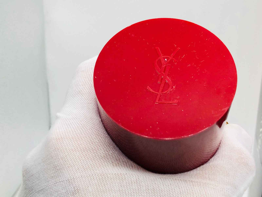 Scatola rossa di YSL Pour Homme Vintage con logo incastonato in rilievo per collezionisti di profumi