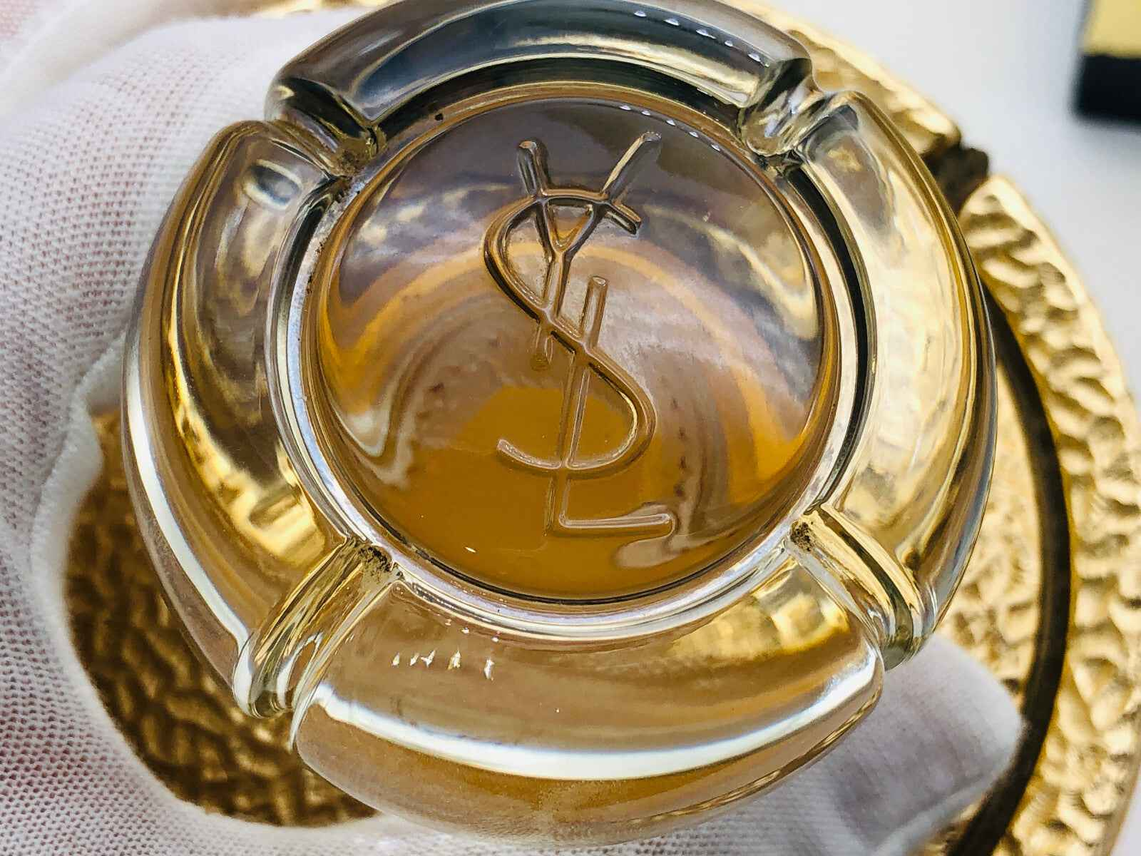 Bottiglia di profumo Ysl Champagne Vintage con dettagli eleganti e logo YSL in rilievo