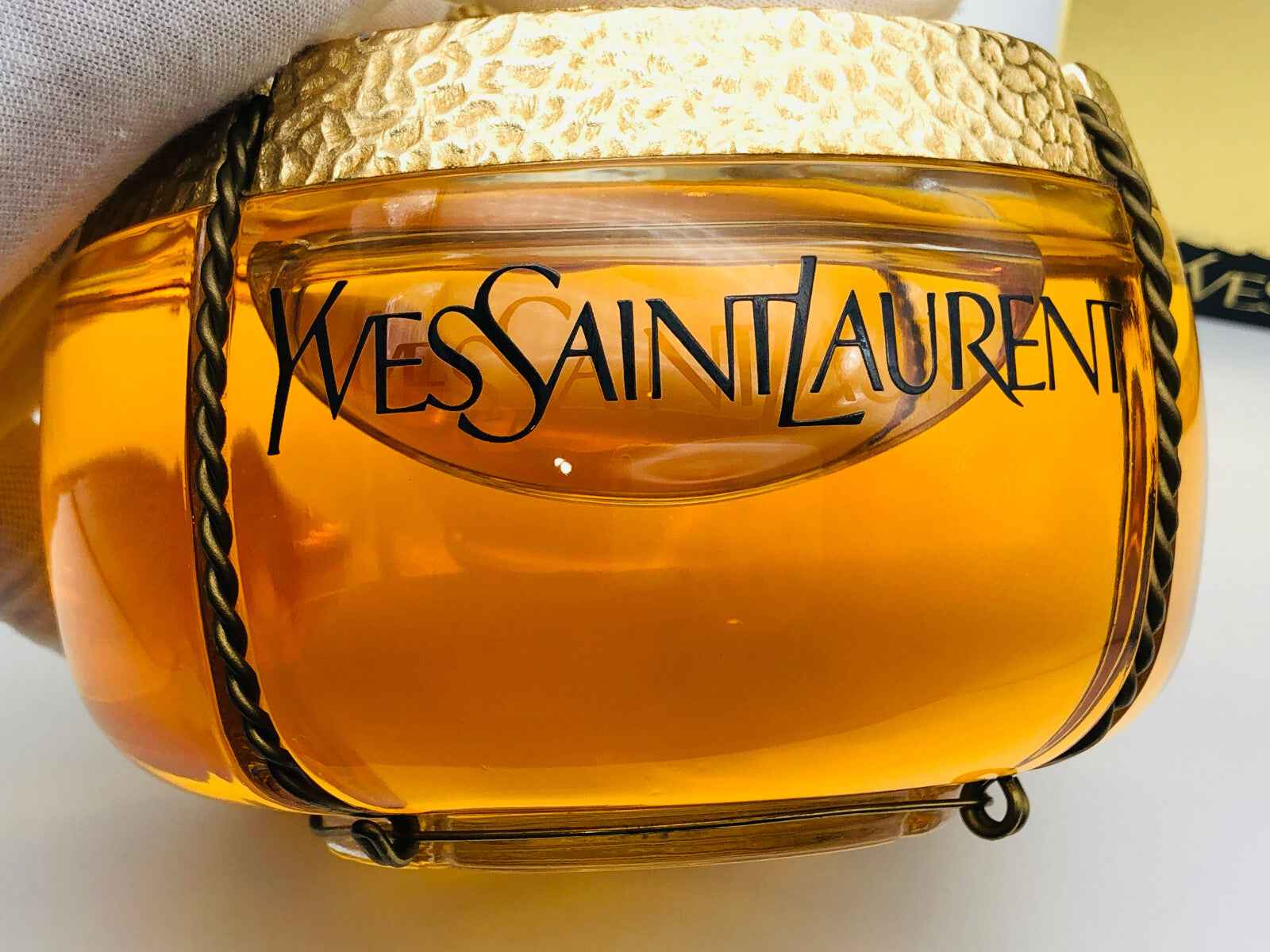 Flacone vintage di profumo Ysl Champagne Vintage con design elegante e dettagli dorati