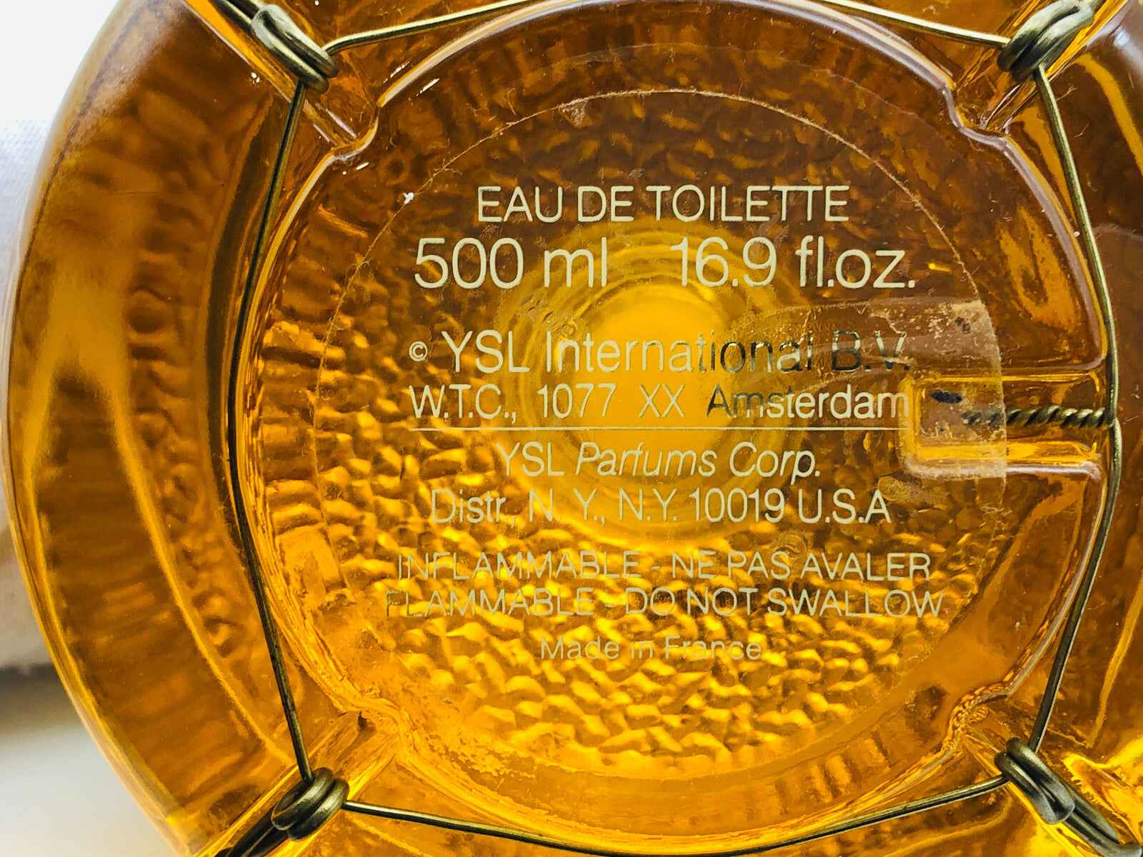 Flacone di profumo Ysl Champagne Vintage da 500 ml con etichetta chiara e toni dorati