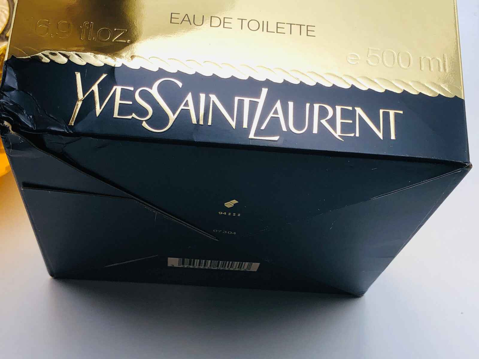 Scatola di profumo Ysl Champagne Vintage da 500 ml con design elegante e logo Yves Saint Laurent