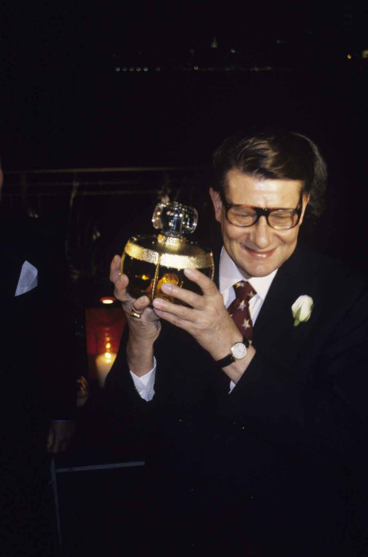 Yves Saint Laurent con il profumo Ysl Champagne Vintage, un sofisticato complemento per qualsiasi occasione